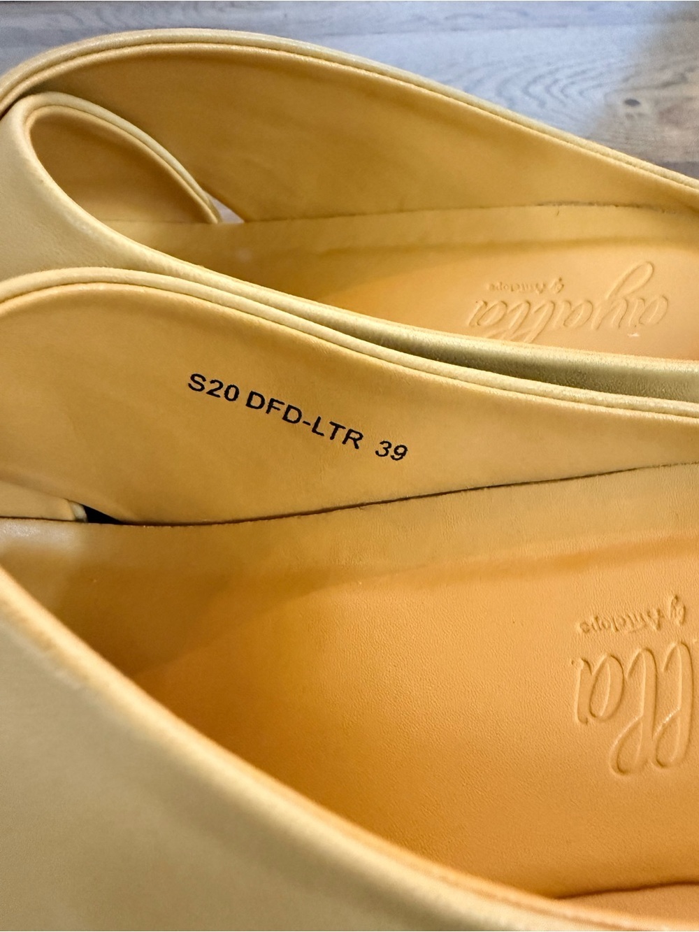 Ayalla by Antelope Daffodil Leather Cross Strap Slide Sandals EU 39 - Picture 9 of 9